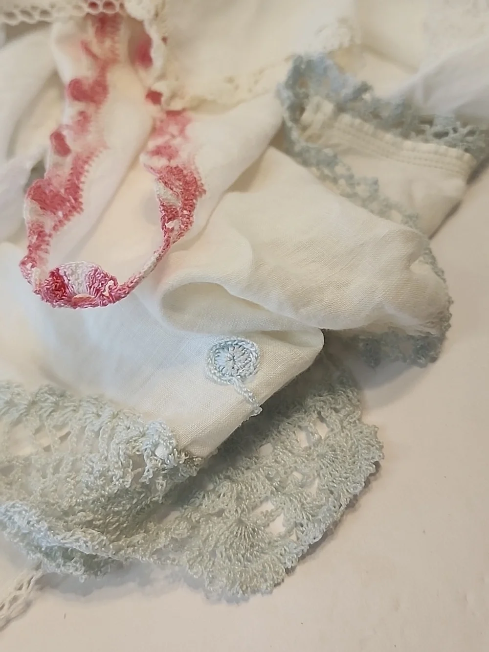 17 Assorted White & Colored Embroidered Linen Or Cotton HANKIES / Handkerchiefs - Picture 7 of 7
